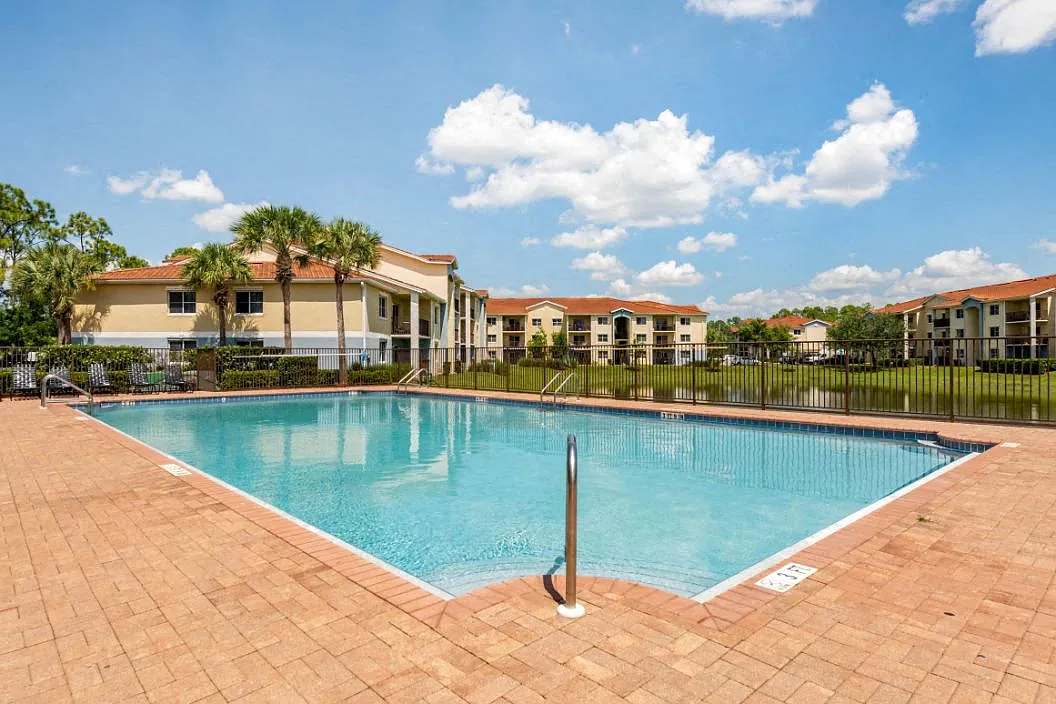 Tuscan Isle Apartments — Photo 3