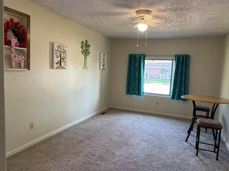 2308 W East St — Photo 11