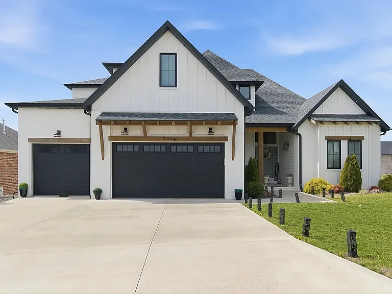703 S Hickory Dr — Photo 2