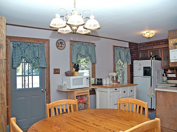 Eat-In Kitchen