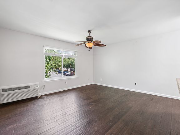 4th image of 30 Bolton Ct