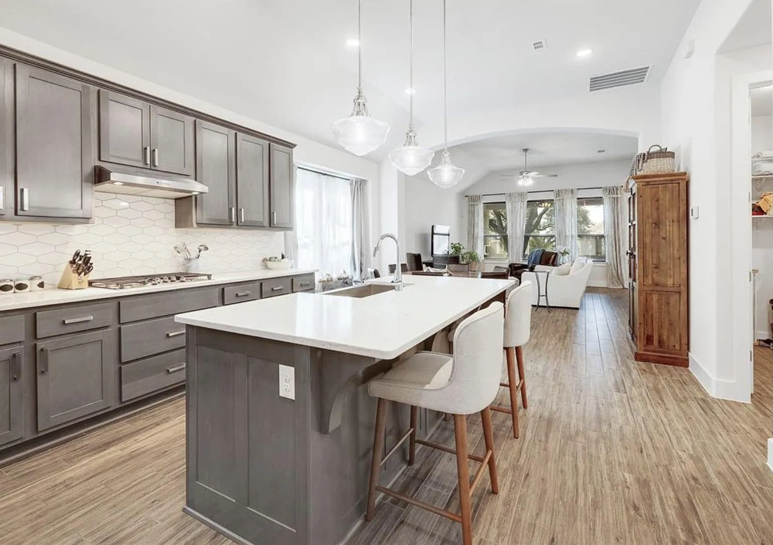 4 bed, 3.0 bath, 1928 sqft, $2,975 — Photo 3