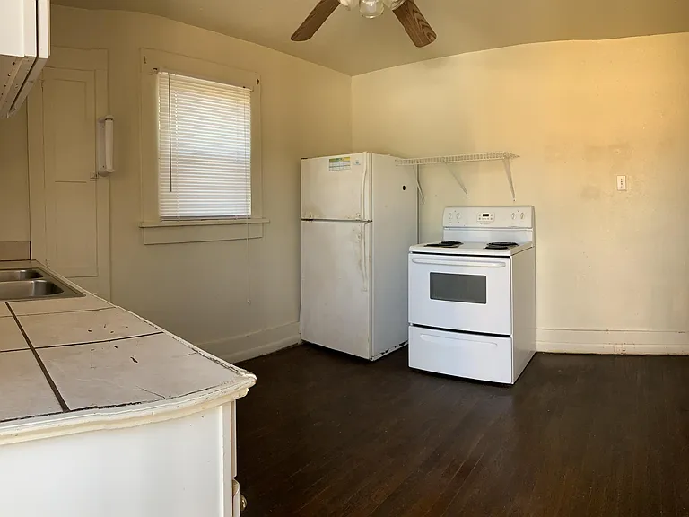 1102 Wallace St — Photo 4