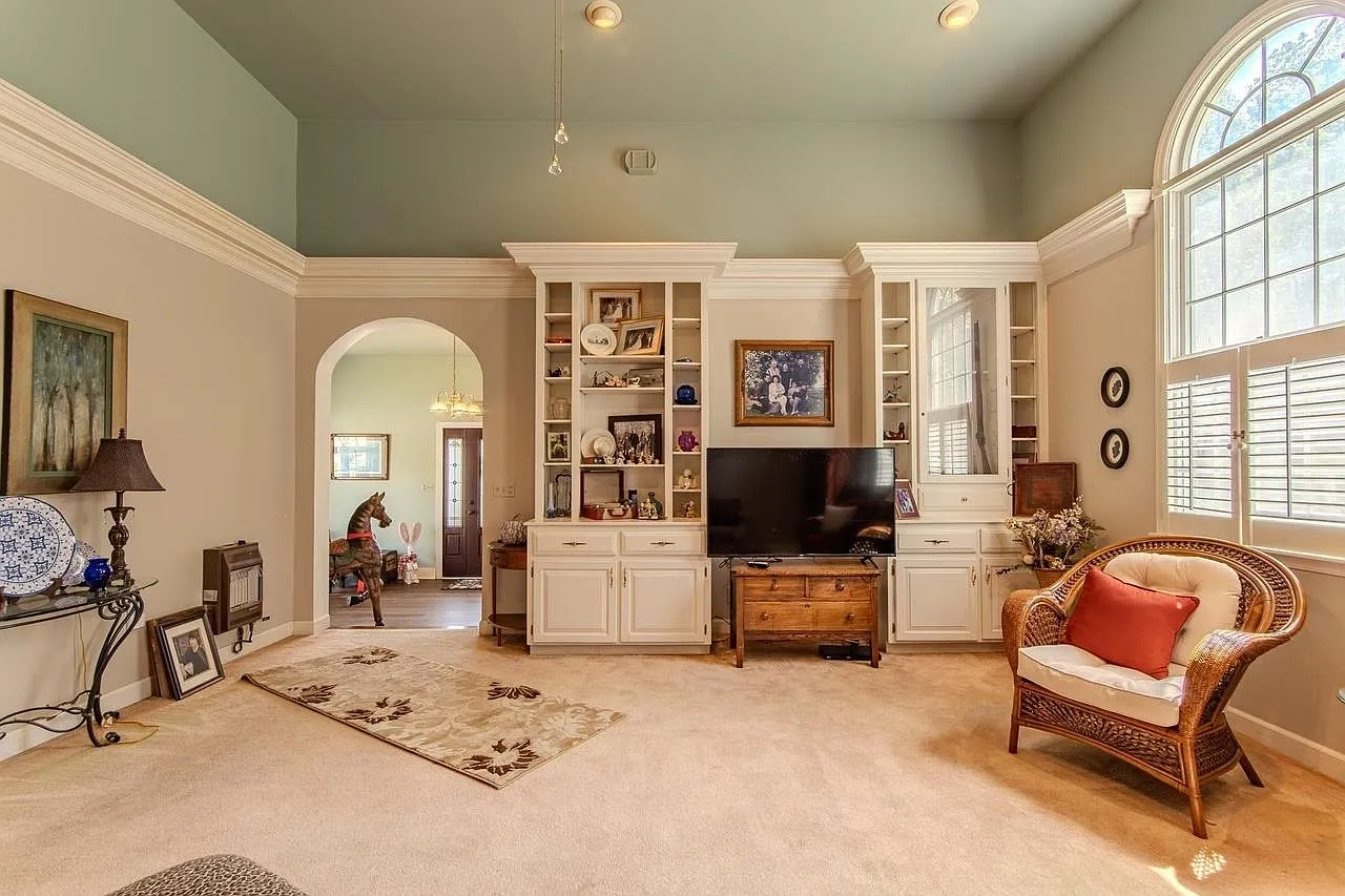3 bed, 3.0 bath, 2365 sqft, $1,050 — Photo 3