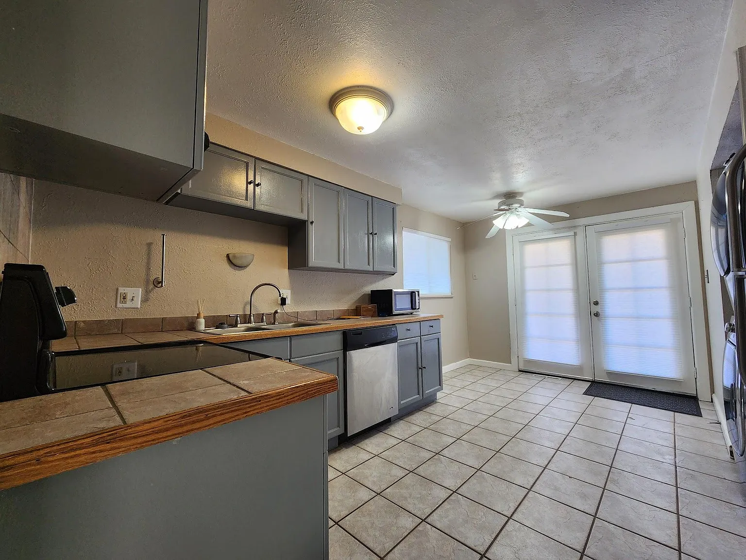2 bed, 835 sqft, $1,700 — Photo 2