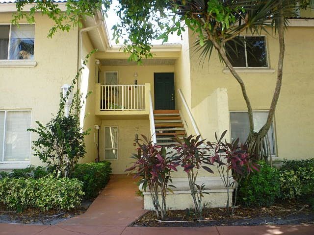 1st image of 18202 Glenmoor Dr