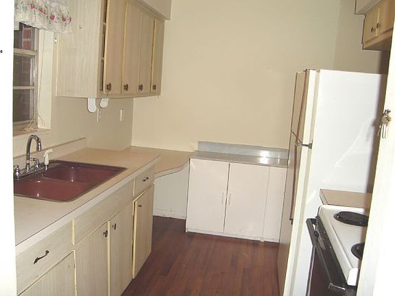 3rd image of 870 E Church Ave