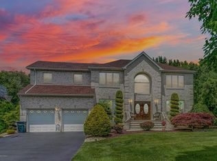 27 Glendale Dr, Manalapan, NJ 07726