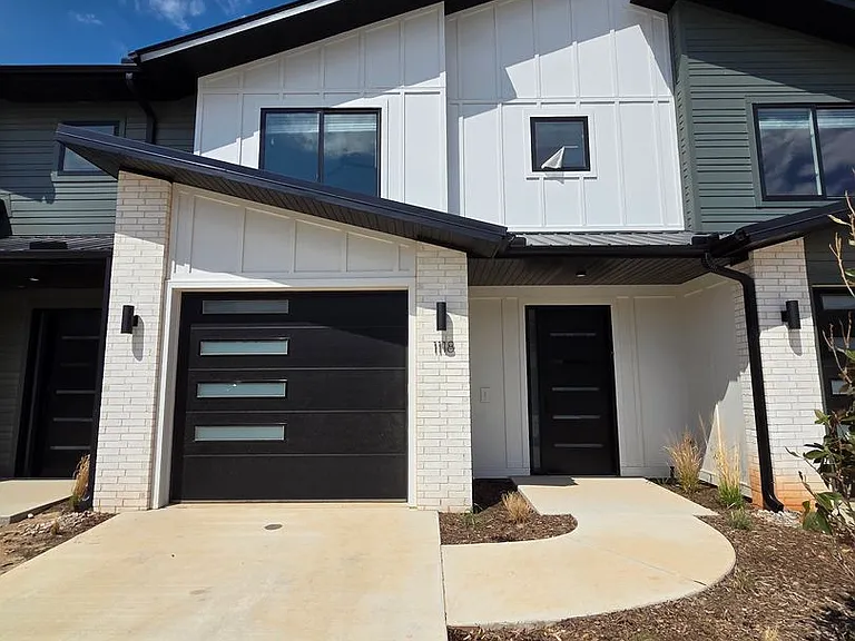 1118 Emilia Ave — Photo 1