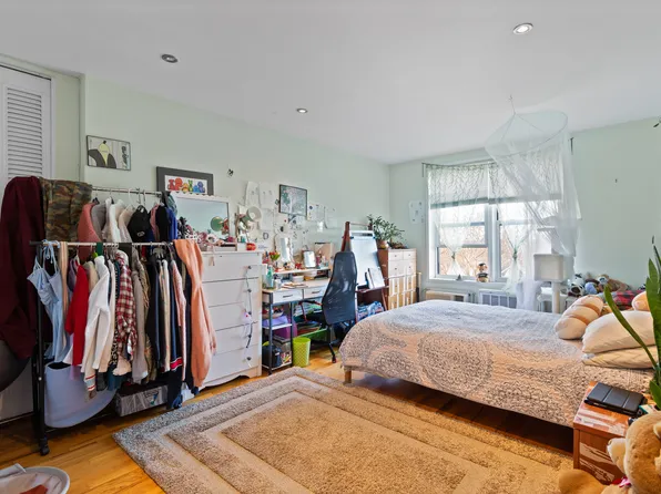 68-15 Selfridge Street image 4 of 16