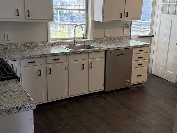 5th image of 923 Green St
