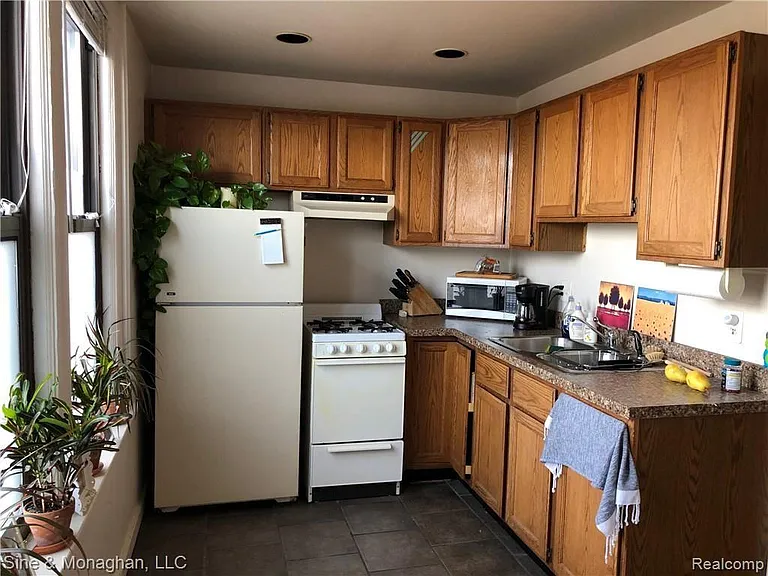 15224 E Jefferson Ave — Photo 8