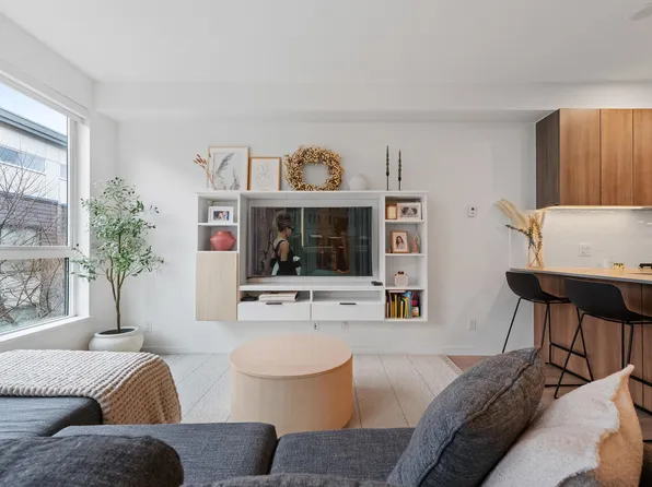 533 E 3rd St #7, North Vancouver, BC V7L 1G4