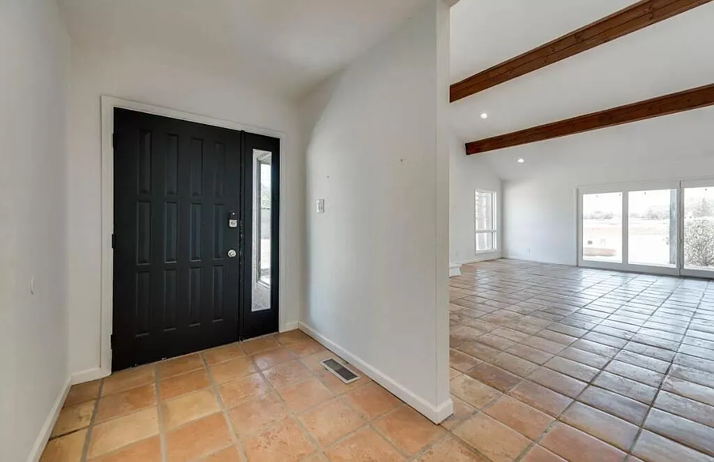 3 bed, 2.0 bath, 2279 sqft, $3,500 — Photo 3