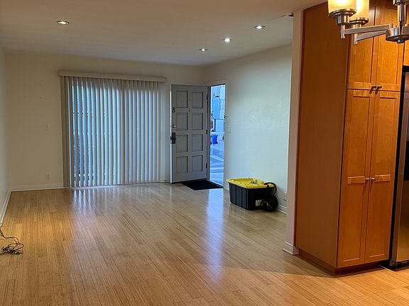5th image of 528 Manhattan Beach Blvd #B