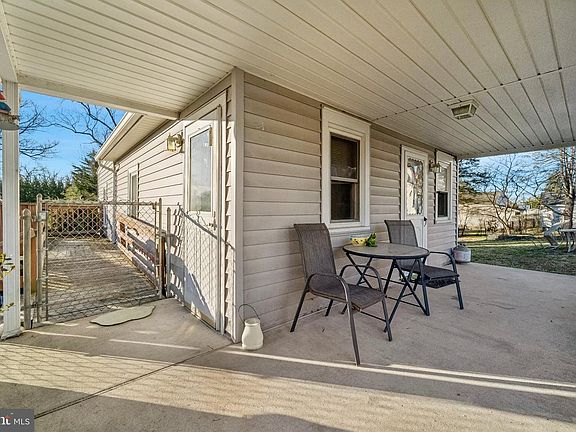 3rd image of 309 E Dutton Mill Rd