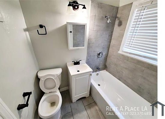 4th image of 839 W 43rd Pl #2B