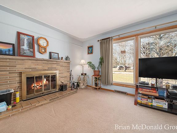 5th image of 402 Clayton Ave