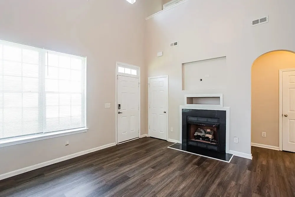 3 bed, 2246 sqft, $1,900 — Photo 2
