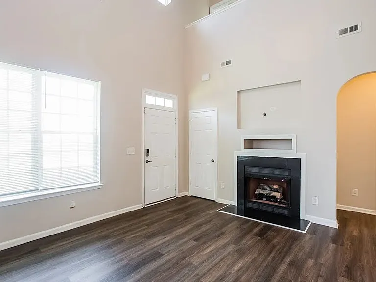 3036 Knightsbridge Ln — Photo 2