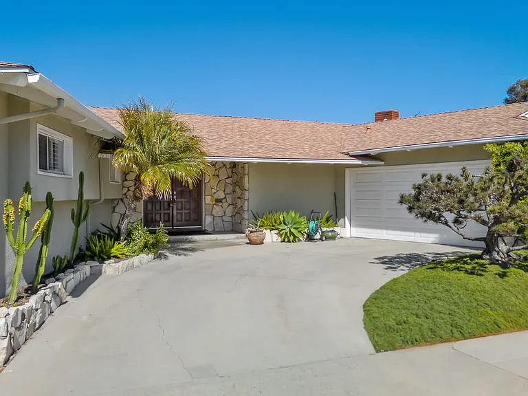 4246 S Cloverdale Ave — Photo 1