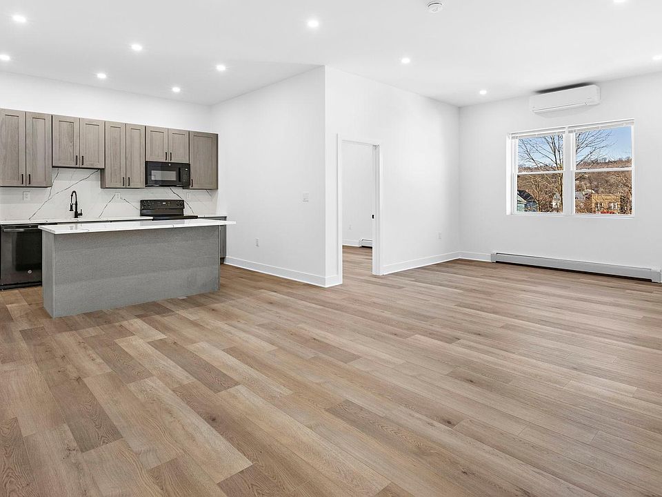 1st image of 556 Main St Suite 1