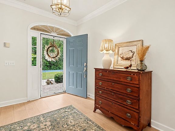 5th image of 387 Robin Dr.