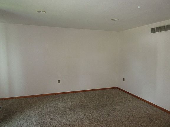 4th image of 19350 Delaware St
