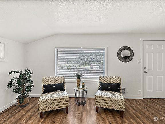 5th image of 3584 E Portland Avenue