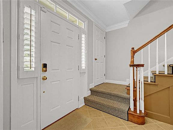 4th image of 10 Plantation Dr NE