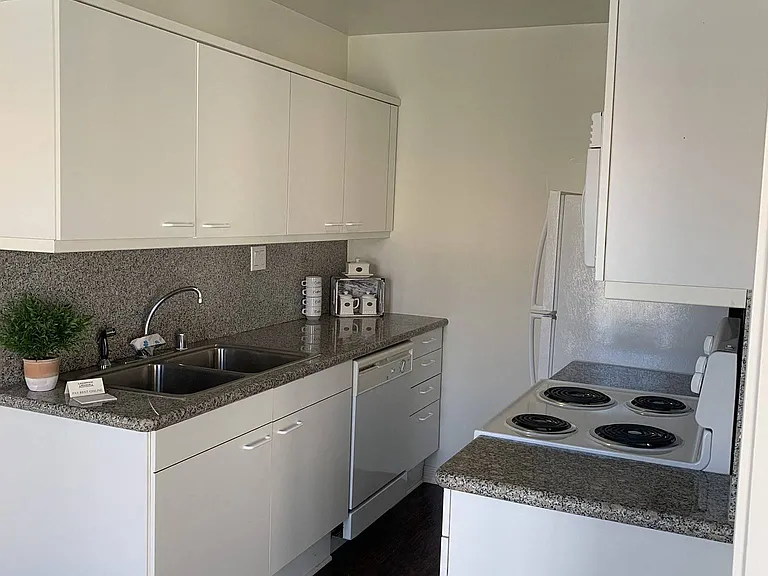 Lindbrook Manor Apartments — Photo 87