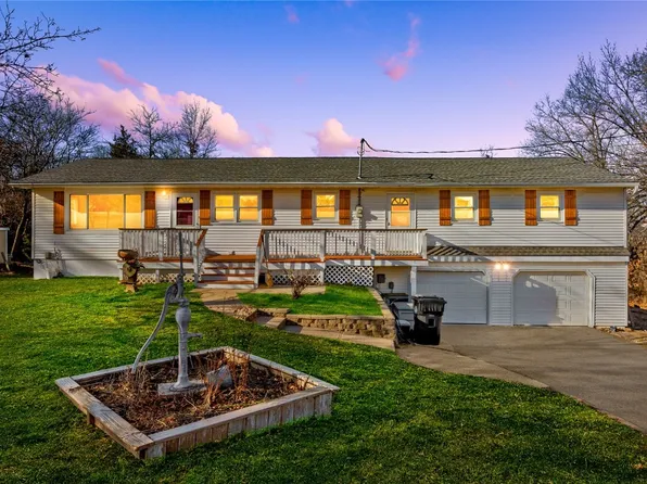 996 Cedar Woods Rd, Cedar Rapids, IA 52403