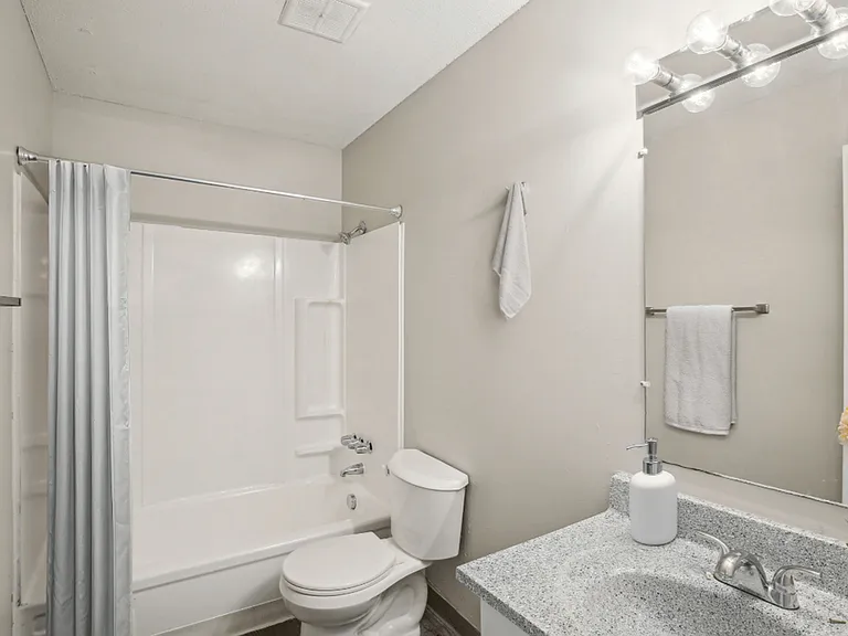 6823 N Broadway St — Photo 12