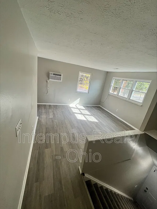 3 bed, 1.0 bath, 912 sqft, $850 — Photo 2