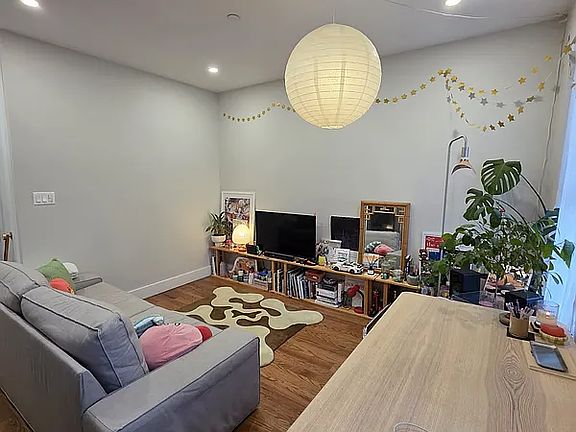 3rd image of 521 Willoughby Ave #4A