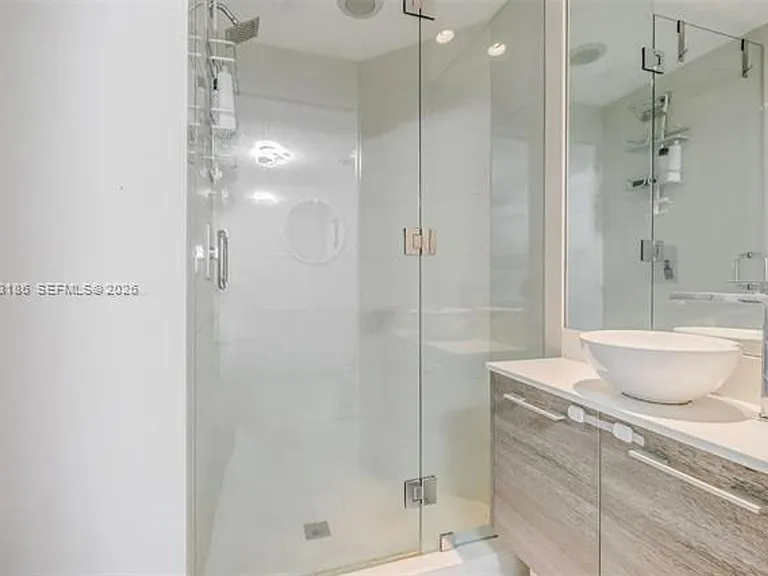 650 NE 32nd St #1107 — Photo 9