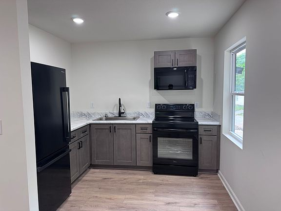 3rd image of 23 Proctor Dr APT 1