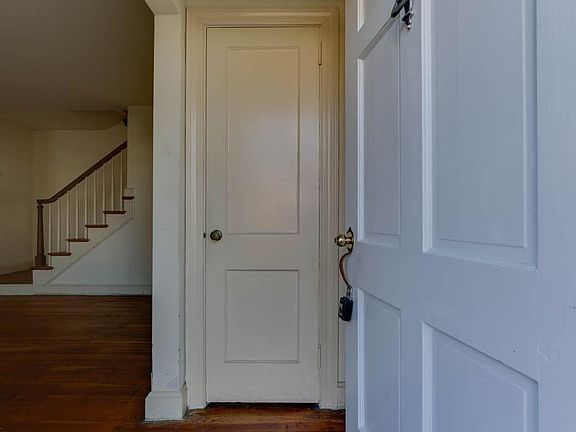 5th image of 209 Brooke Dr