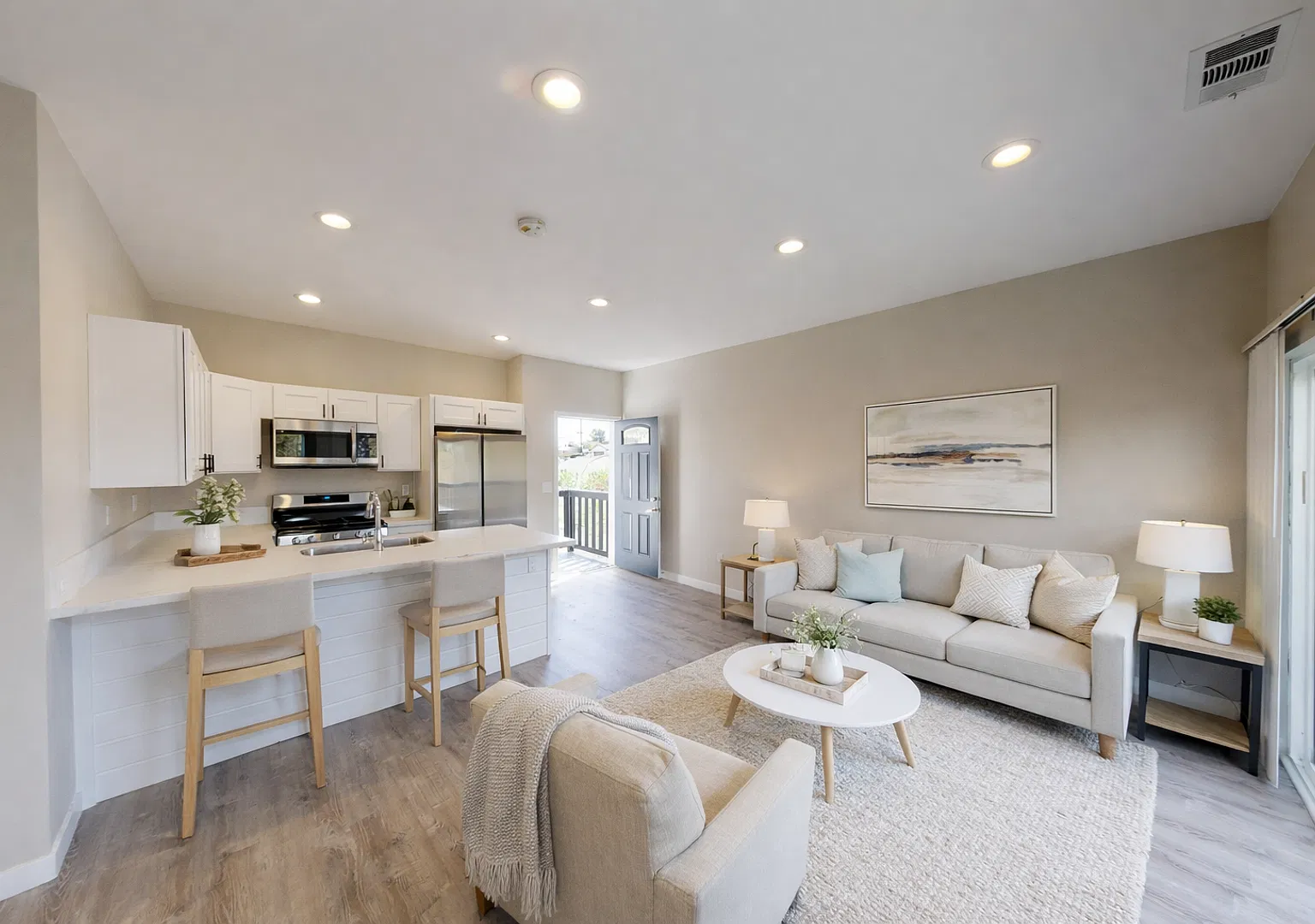 New 4 bed house with Private Deck! — Photo 1