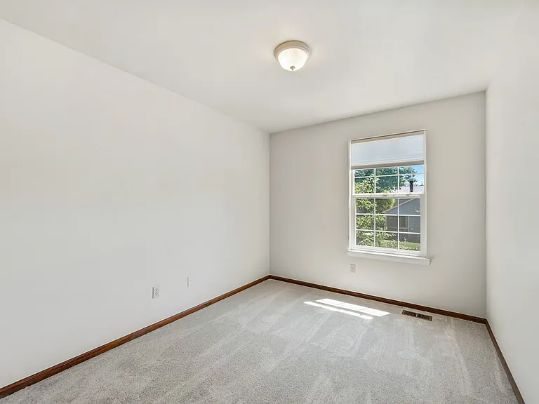 2461 Hampshire Sq — Photo 9