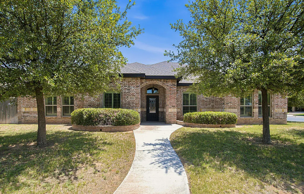 4 bed, 2.0 bath, 2363 sqft, $3,350 — Photo 4