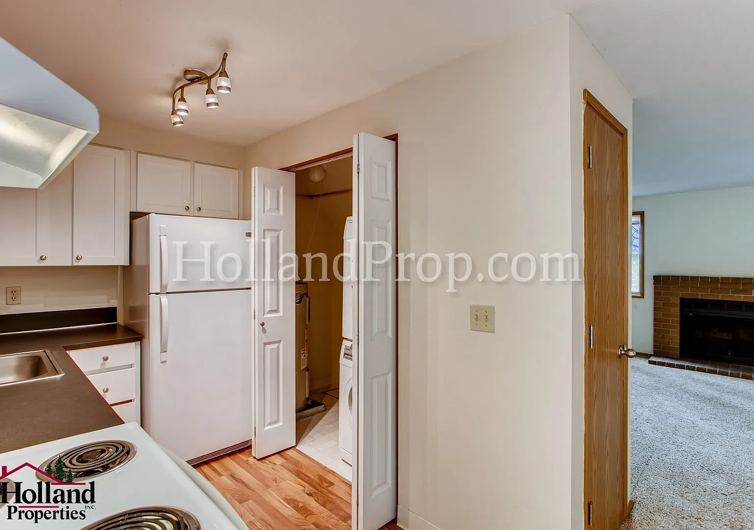 Spacious 2-Bedroom Townhouse In Prime Beaverton Location! New Move In Special $500 Off — Photo 4