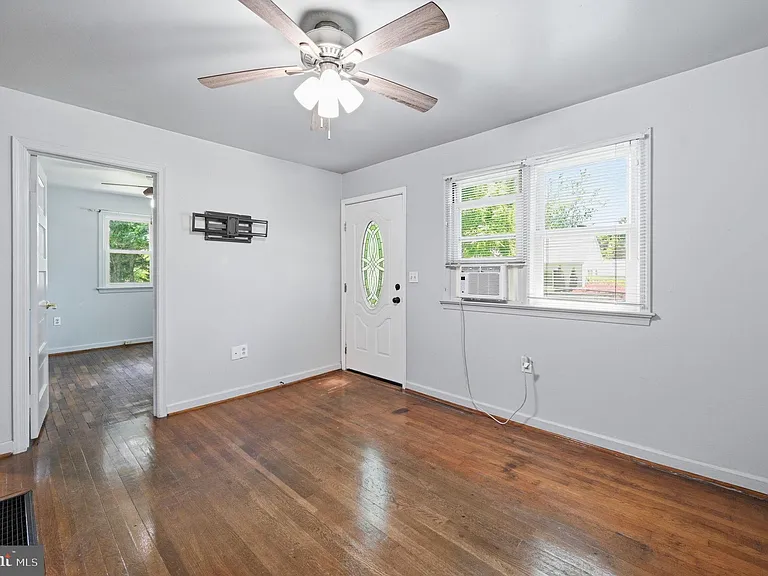 44 S Woodlawn Ave — Photo 4