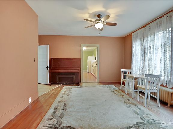 5th image of 1023 N Oakes
