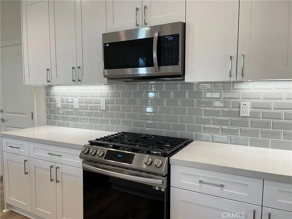3 bed, 2.5 bath, 1939 sqft, $4,200 — Photo 4