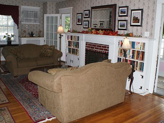 Livingroom w/Fireplace