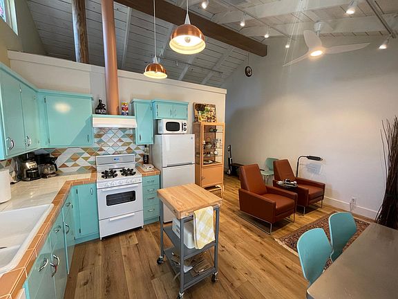 3rd image of 2519 De La Vina St #6