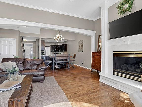 5th image of 155 Pointe Dr