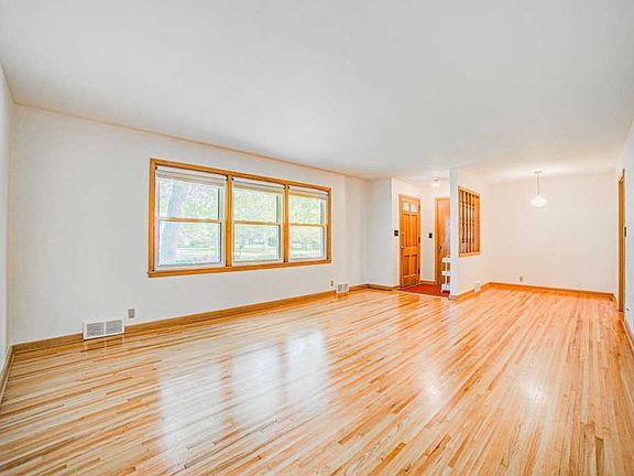 3rd image of 43 Skyline Dr