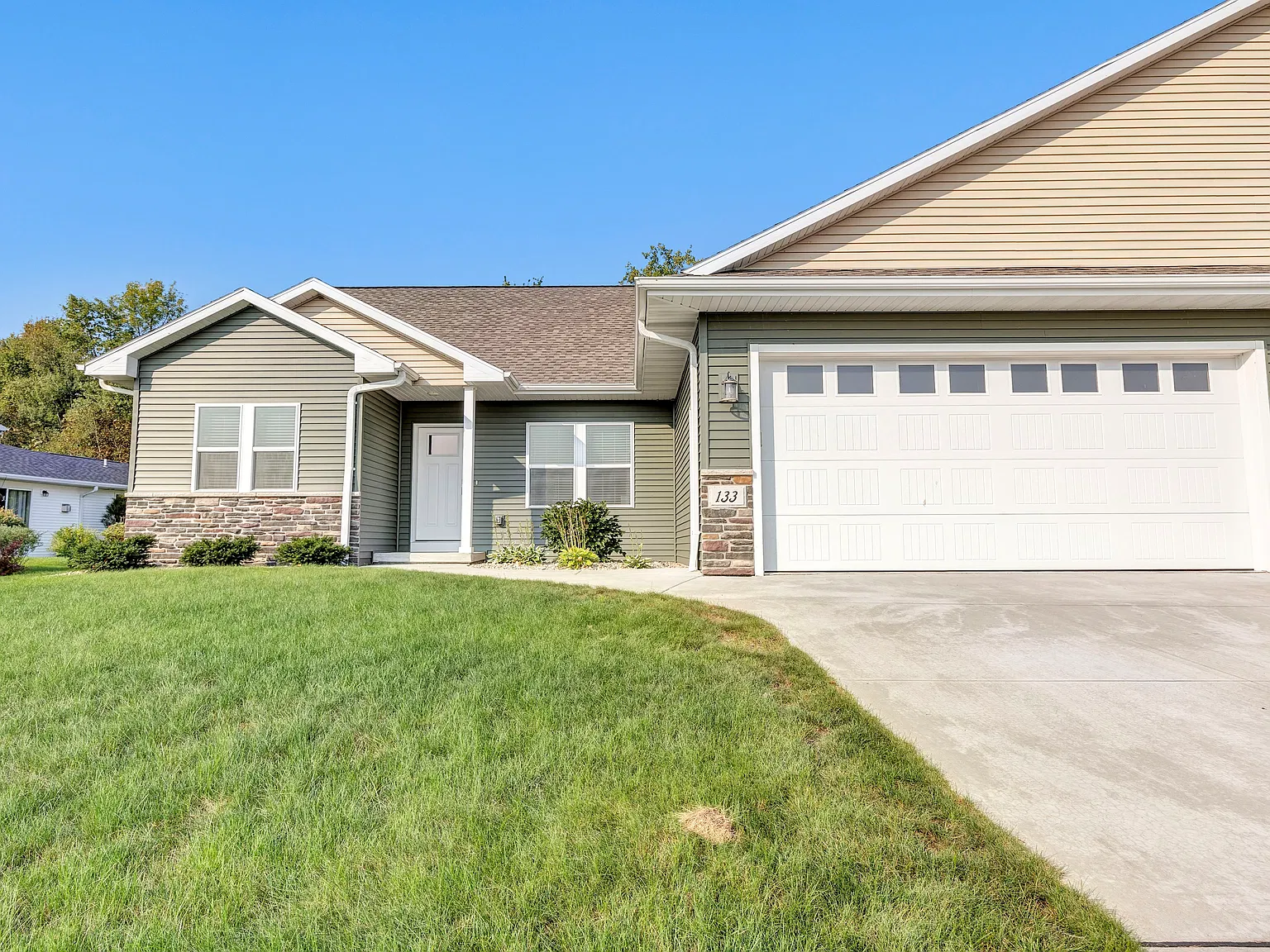 3 bed, 1373 sqft, $1,700 — Photo 1
